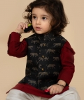 Kurta And Pyjama And Threadwork On Collar Of Waistcoat