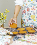 Cream And Navy Colour Printed Canvas Apron With Mittens And Pouch Set In Gift Box